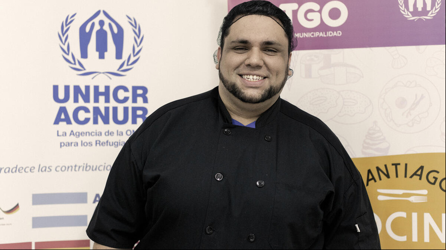 Un hombre venezolano que lleva puesta una red de cocina en el cabello sonría a la cámara