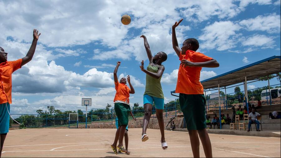Un grupo de chico juega baloncesto